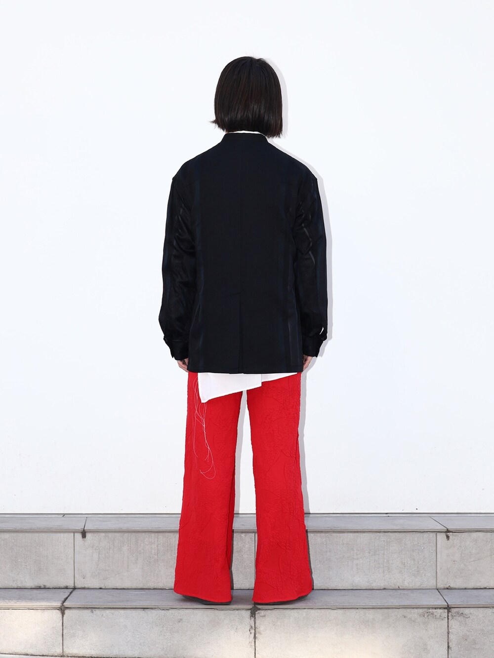 ブラック系のテーラードジャケットを着用したメンズの冬コーディネートの3枚目の写真