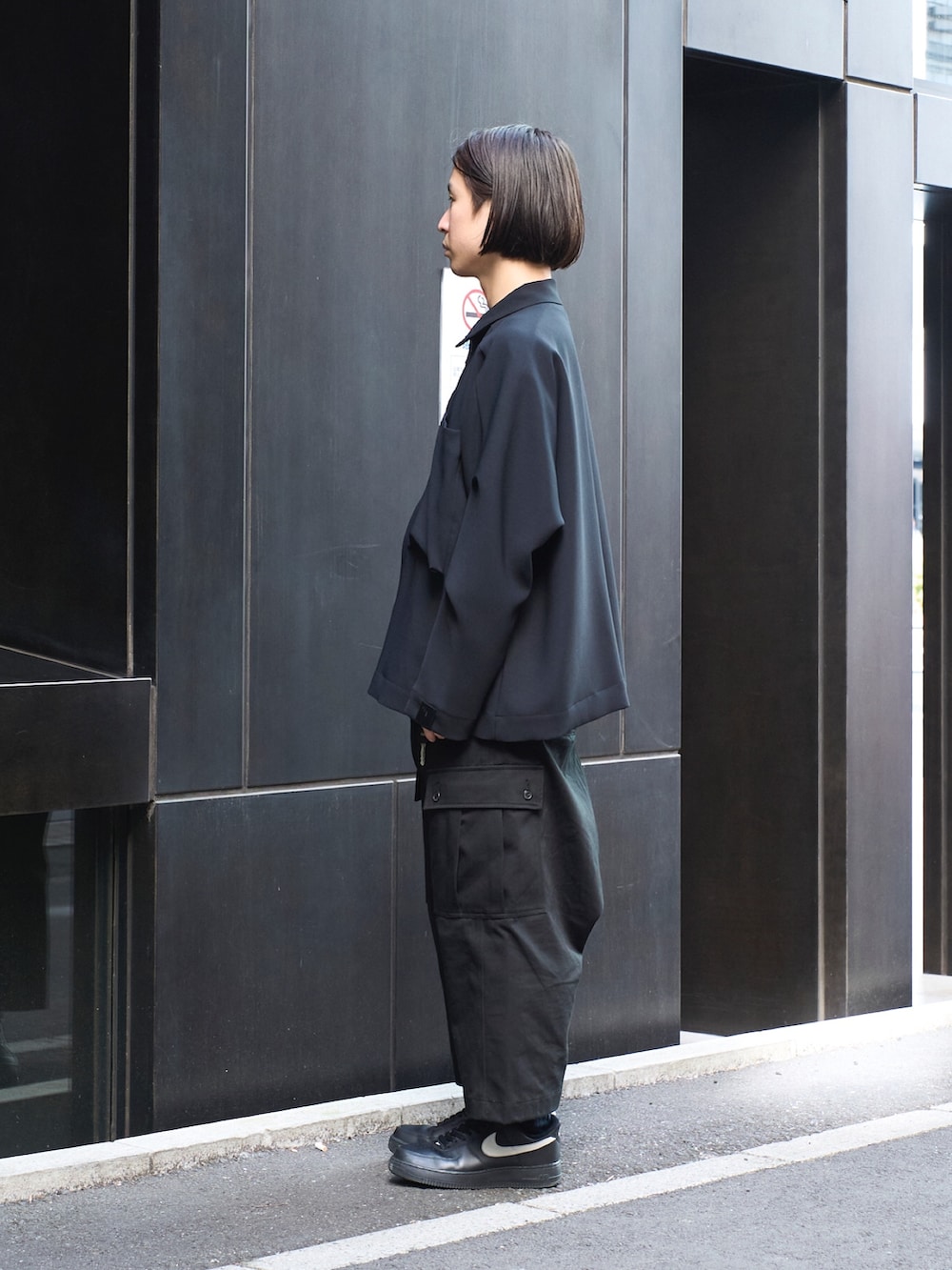 「春服、似合うラボに行こう、スニーカー、モノトーン、ワイドパンツ、着回しコーデ、黒」｜「NEONSIGNのSarrouel Cargo Drill Slacks（カーゴパンツ、ブラック系）」を使った、yoshidaさん（メンズ・169cm）の冬コーディネートの2枚目の写真