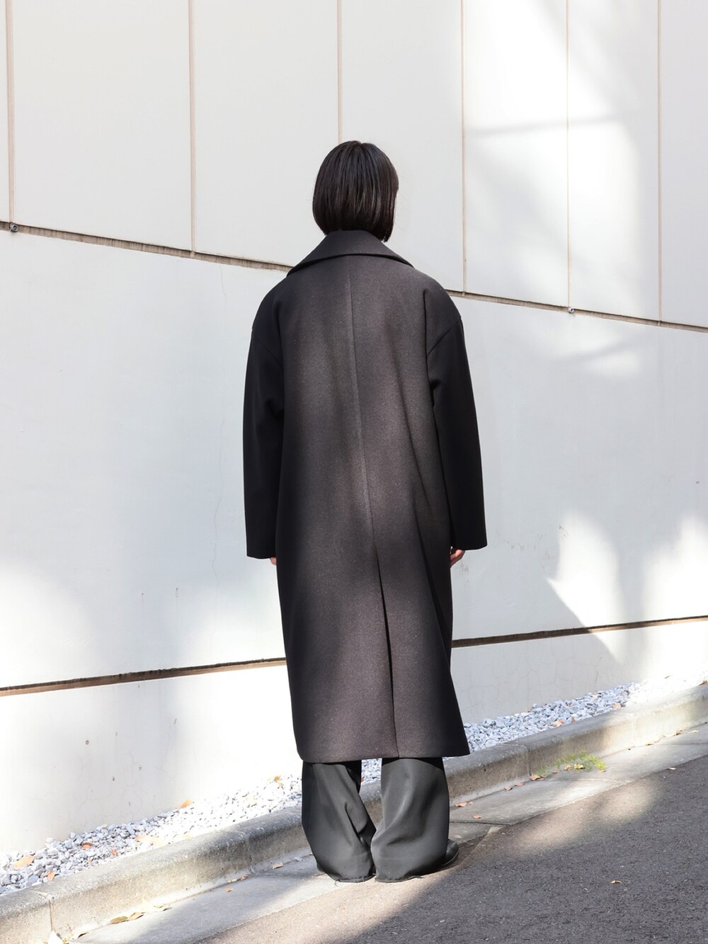 「新星WEARISTAにエントリー、スラックス、ブラック、大人カジュアル、冬、メンズコーデ、クリスマスに着たい服、秋冬コーデ、ワントーンコーデ」｜「STUDIOUSの【WEB限定】２WAY ダブルマキシチェスターコート（ステンカラーコート、ブラック系）」を使った、yoshidaさん（メンズ・169cm）の冬コーディネートの4枚目の写真