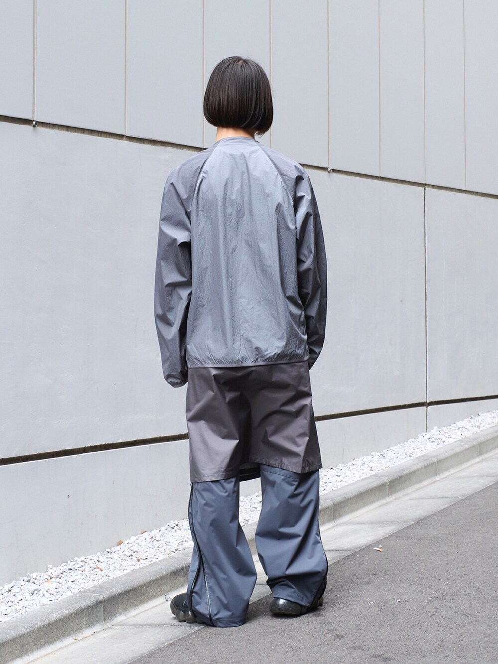 グレー系のブルゾンを着用したメンズの冬コーディネートの6枚目の写真