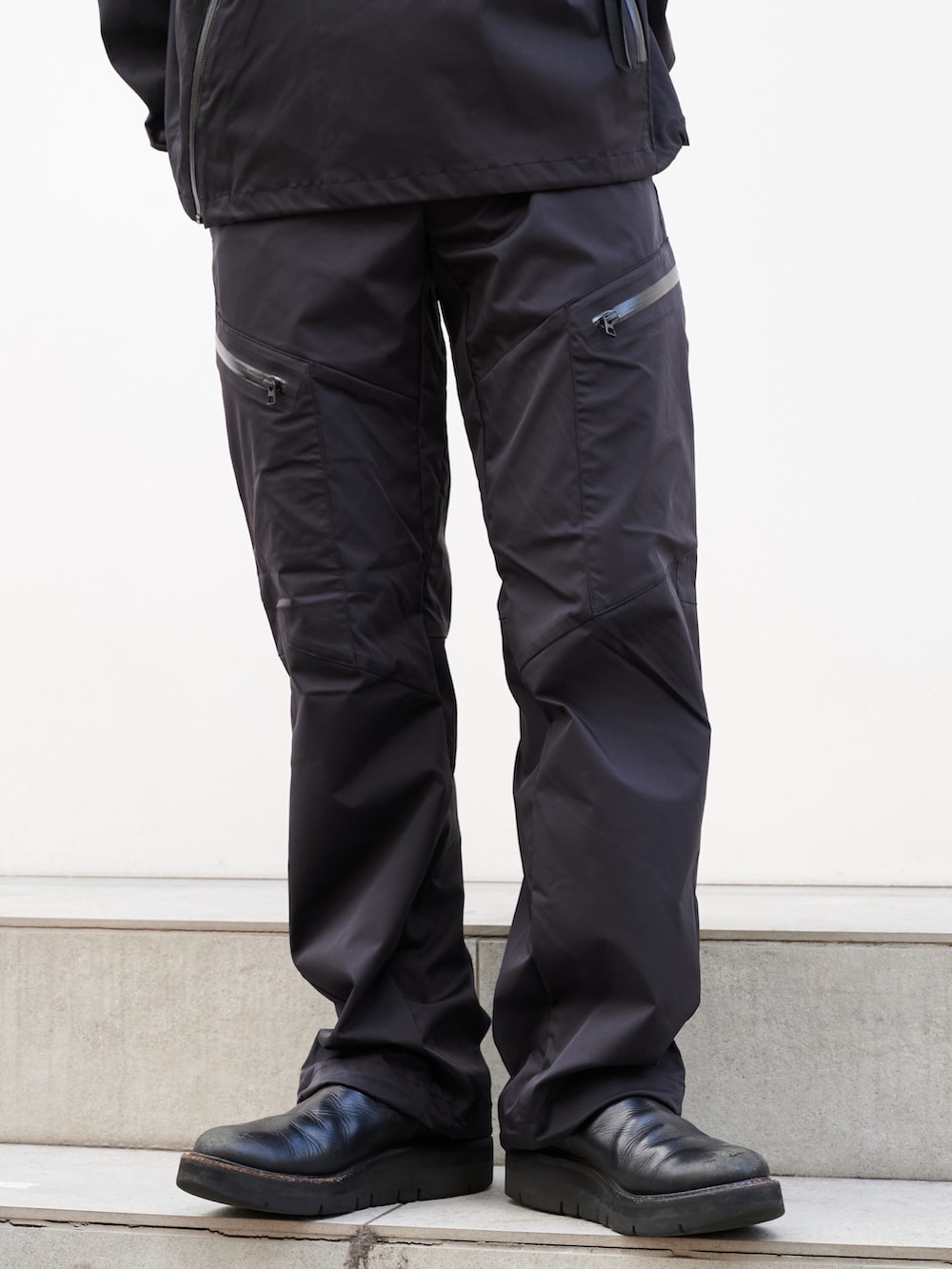 ブラック系のブルゾン、ブラック系のスラックスを着用したメンズの秋コーディネートの5枚目の写真