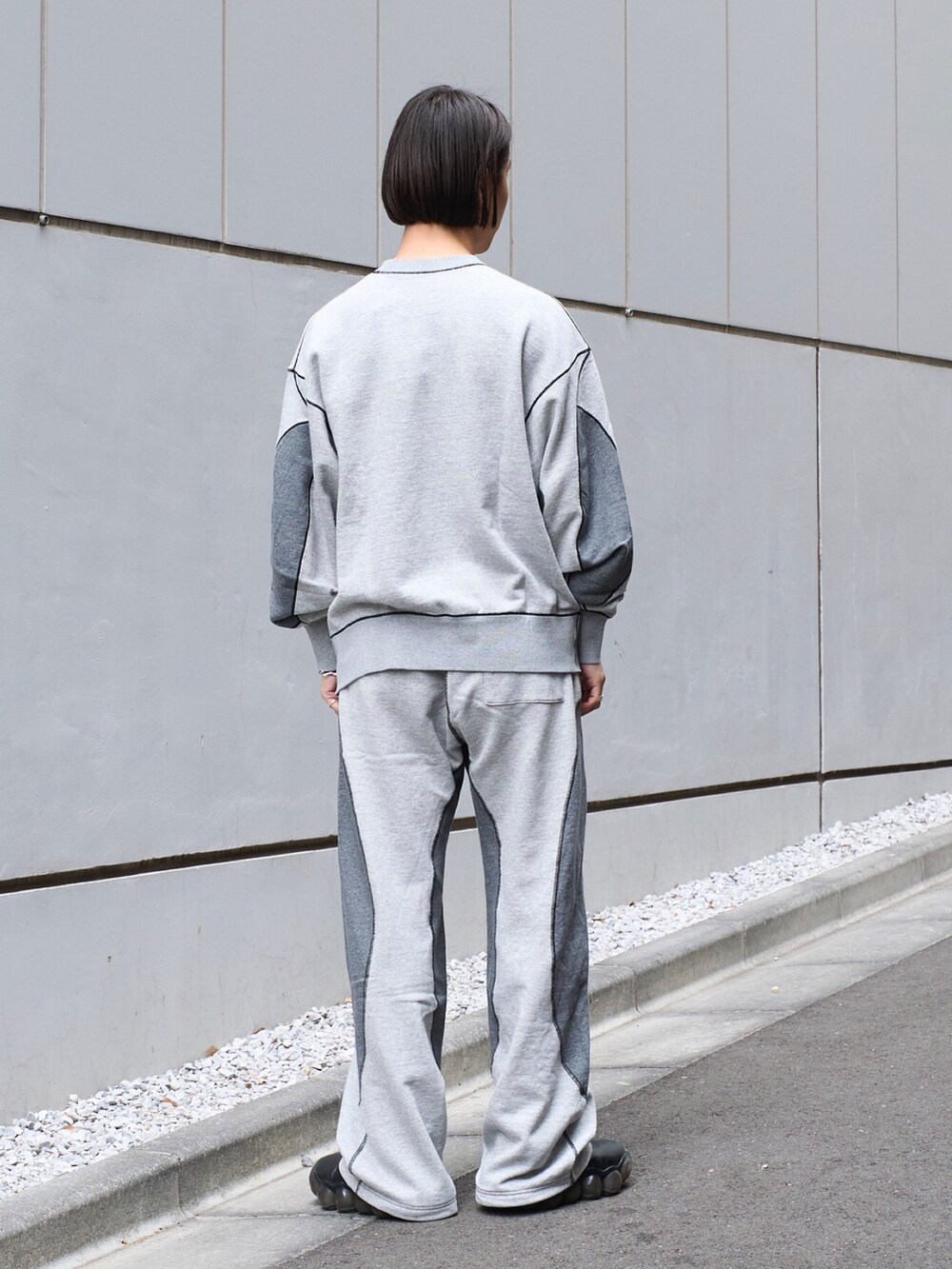 グレー系のスウェットを着用したメンズの冬コーディネートの3枚目の写真