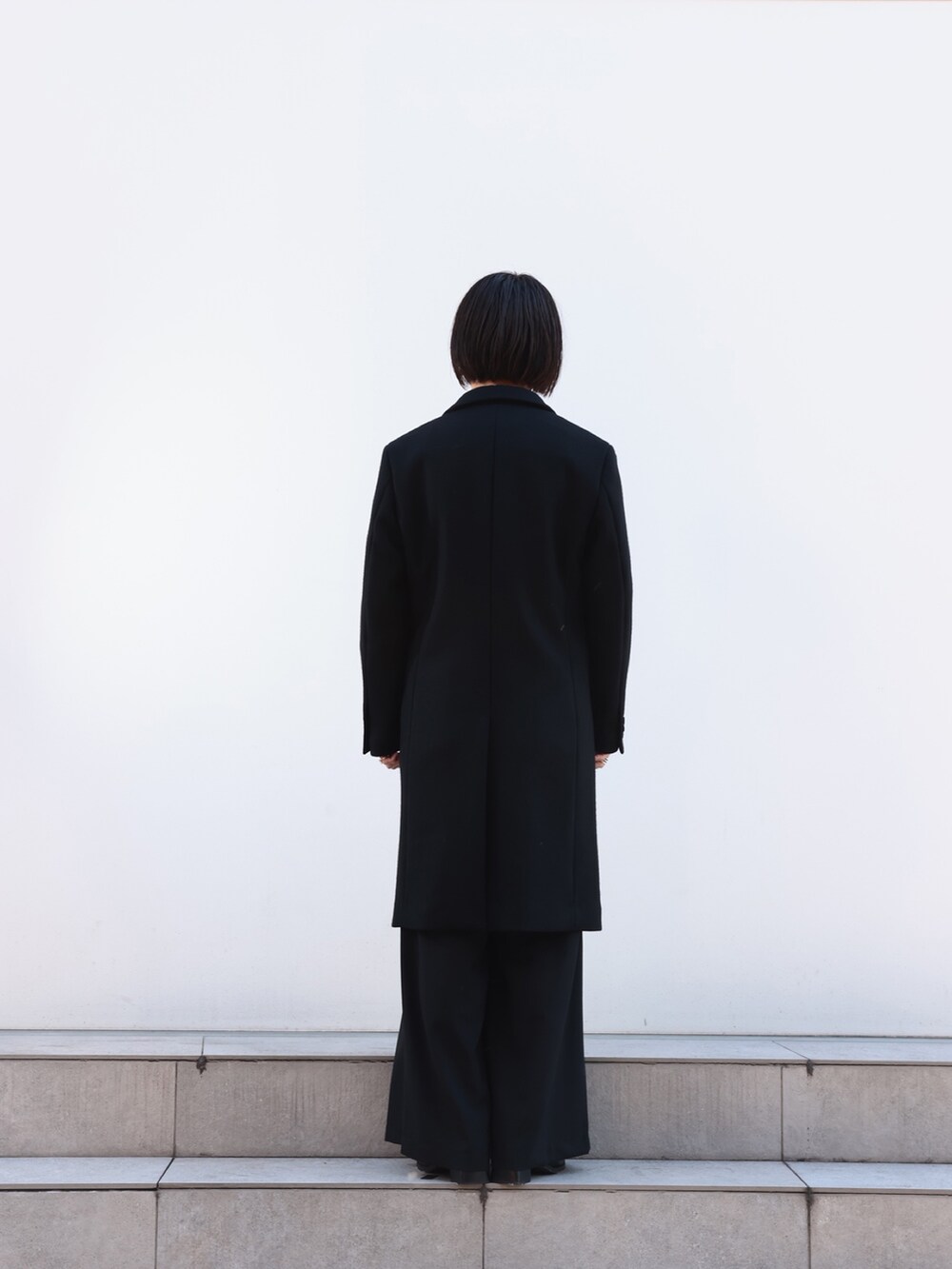 「新星WEARISTAにエントリー、冬、大人コーデ、シンプルスタイル、低身長コーデ、黒、クリスマスに着たい服」｜「STUDIOUSのCashmere wool チェスターコート（チェスターコート、ブラック系）」を使った、yoshidaさん（メンズ・169cm）の冬コーディネートの4枚目の写真