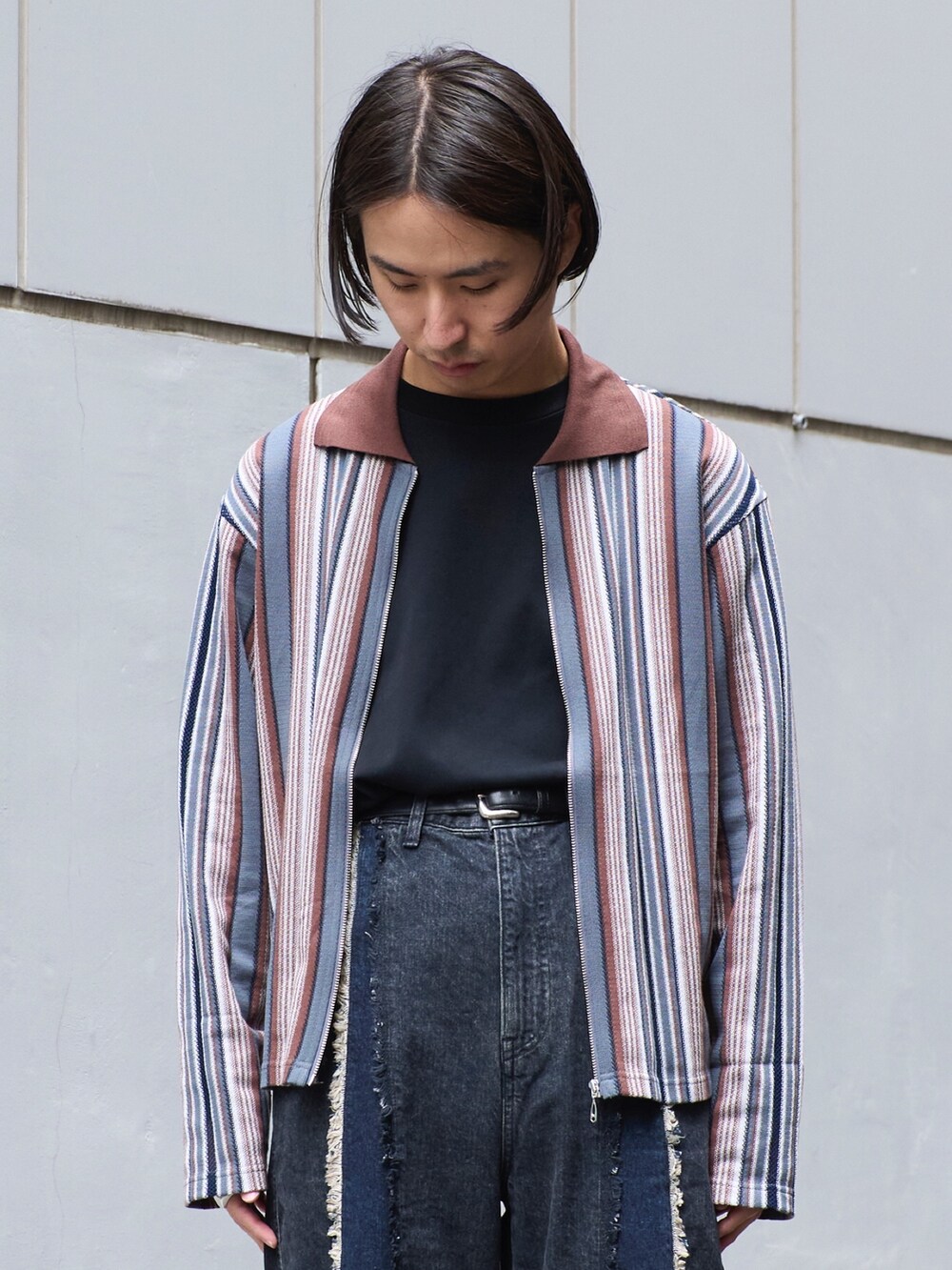 「お出かけコーデ、メンズファッション、休日スタイル、カジュアルコーデ、デニムパンツ、ビッグシルエット、24ssトレンド」｜「JiedaのSTRIPE SHIRT CARDIGAN（カーディガン/ボレロ、ブラウン系）」を使った、yoshidaさん（メンズ・169cm）の冬コーディネートの6枚目の写真