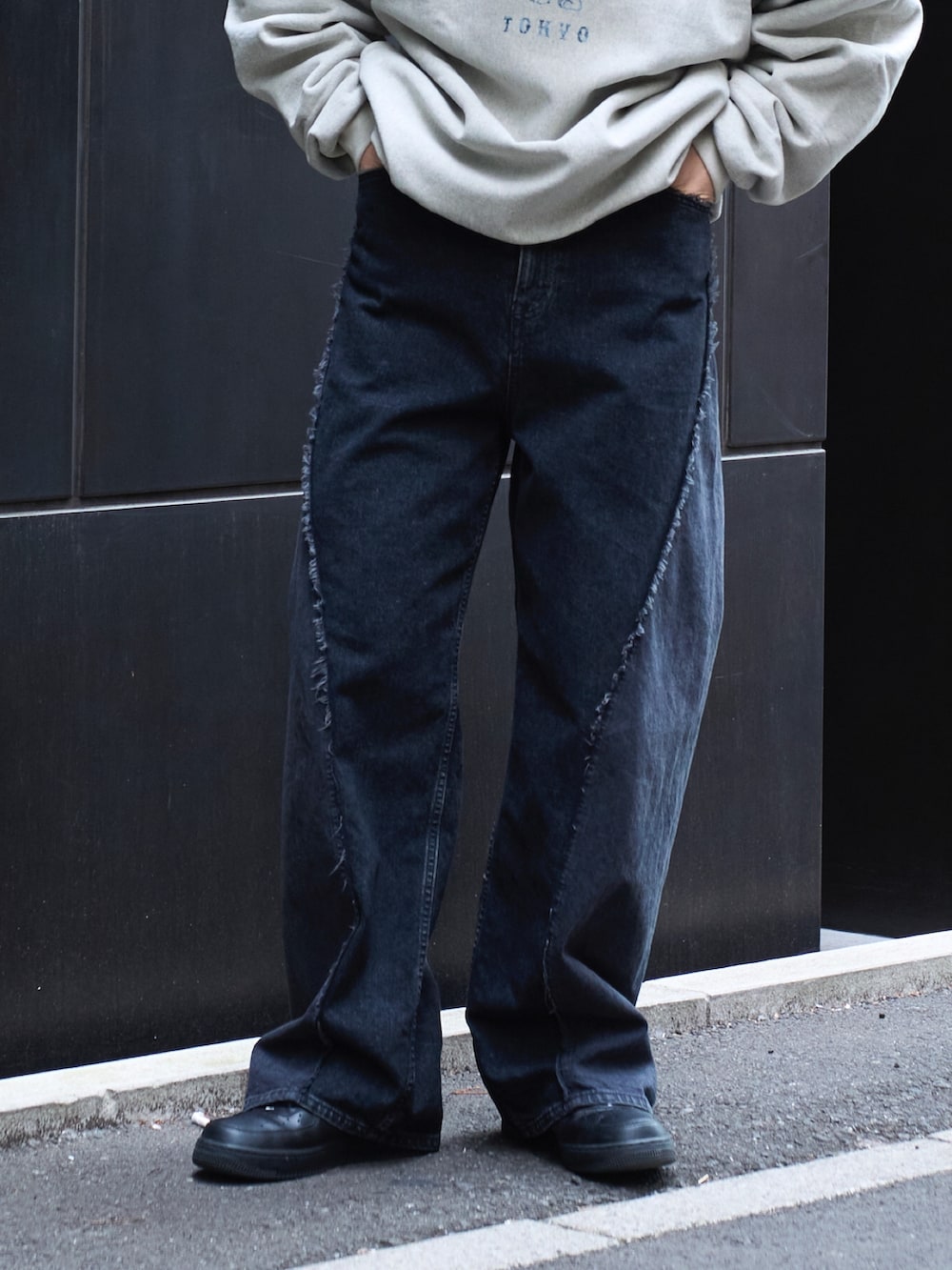 ブラック系のデニムパンツを着用したメンズの冬コーディネートの4枚目の写真