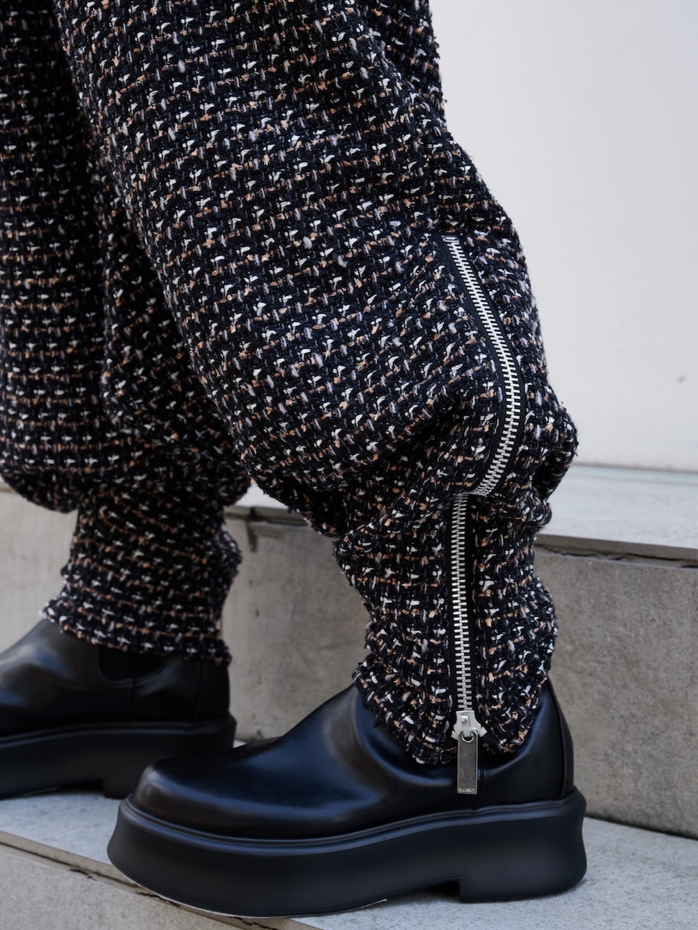 「アツいコーデ全部見せ、お洒落さんとつながりたい」｜「sulvamの【sulvam/サルバム】FANCY TWEED OVER BLOUSON（ブルゾン、ブラック系）」を使った、yoshidaさん（メンズ・169cm）の夏コーディネートの7枚目の写真
