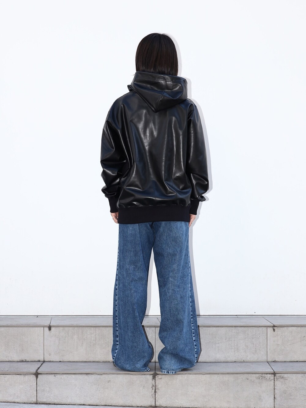 「シンプル、ブラック、ワイドデニム、カジュアルコーデ、24ssトレンド」｜「JOHN LAWRENCE SULLIVANのWASHED DENIM WIDE PANTS（デニムパンツ、ブルー系）」を使った、yoshidaさん（メンズ・169cm）の冬コーディネートの4枚目の写真