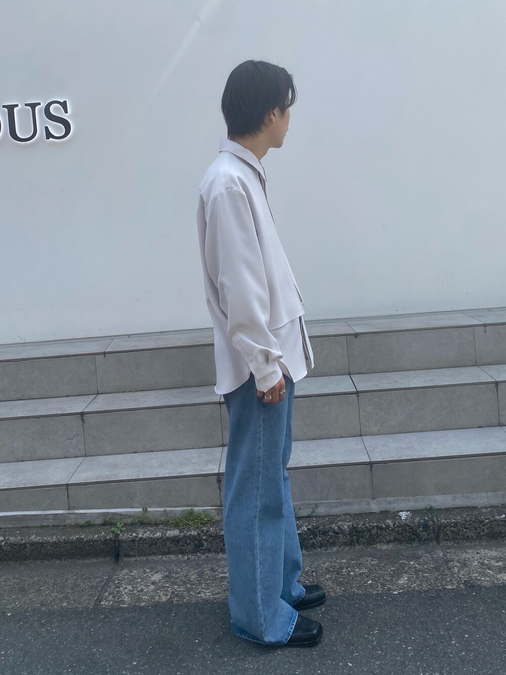 「春コーデ、きれいめカジュアル、ビッグシルエット、シャツコーデ、デニム、シャツスタイル」｜「LiNoHのDOUBLE LAYRED LS SHIRT/ダブルレイヤードレギュラーカラーシャツ（シャツ/ブラウス、ホワイト系）」を使った、yoshidaさん（メンズ・169cm）の春コーディネートの2枚目の写真