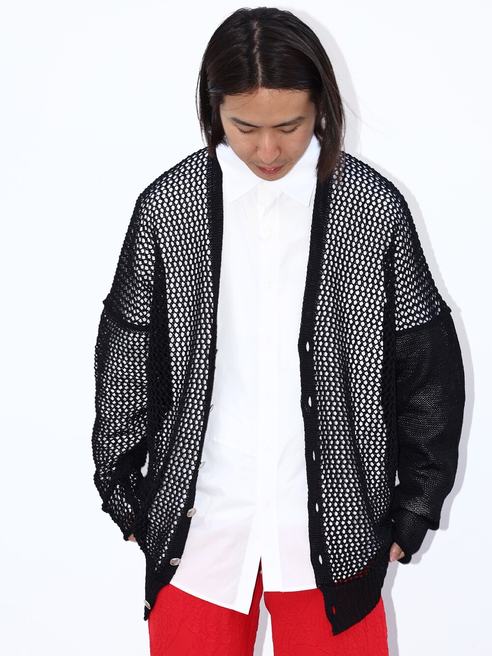 ブラック系のカーディガン/ボレロを着用したメンズの冬コーディネートの4枚目の写真