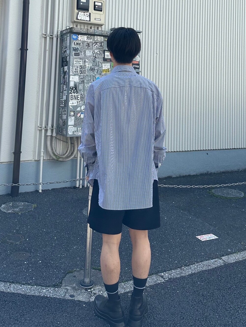 「シャツスタイル、今日のコーデ、モノトーンコーデ、夏コーデ」｜「ATTACHMENTのSTUDIOUS別注 EASY SHORTS（その他パンツ、ブラック系）」を使った、yoshidaさん（メンズ・169cm）の春コーディネートの3枚目の写真