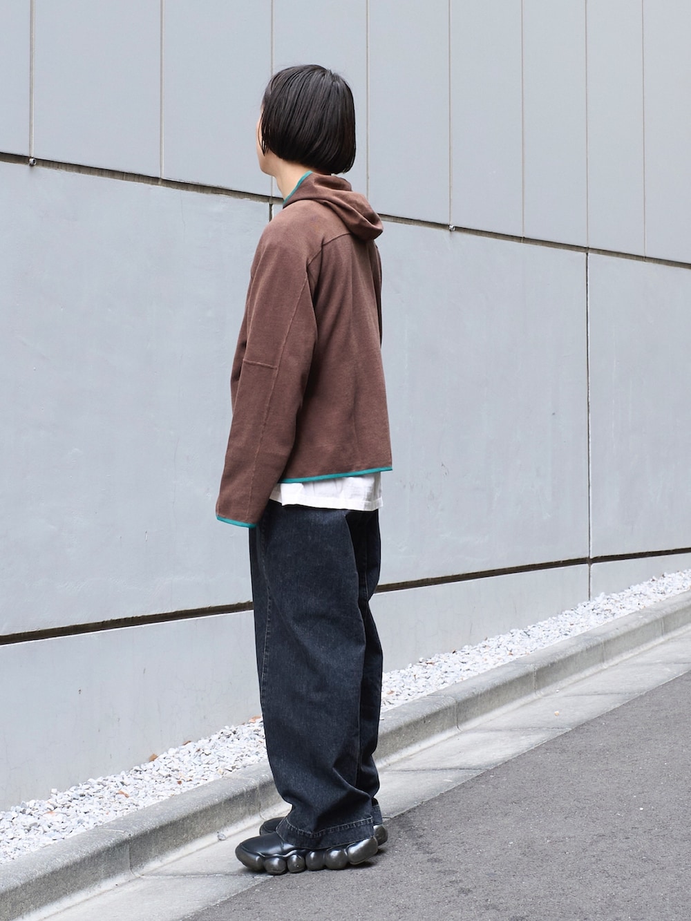 「お出かけコーデ、メンズファッション、休日スタイル、春、デニム、24ssトレンド」｜「JiedaのDRAPING DENIM PANTS（デニムパンツ、ブラック系）」を使った、yoshidaさん（メンズ・169cm）の冬コーディネートの3枚目の写真