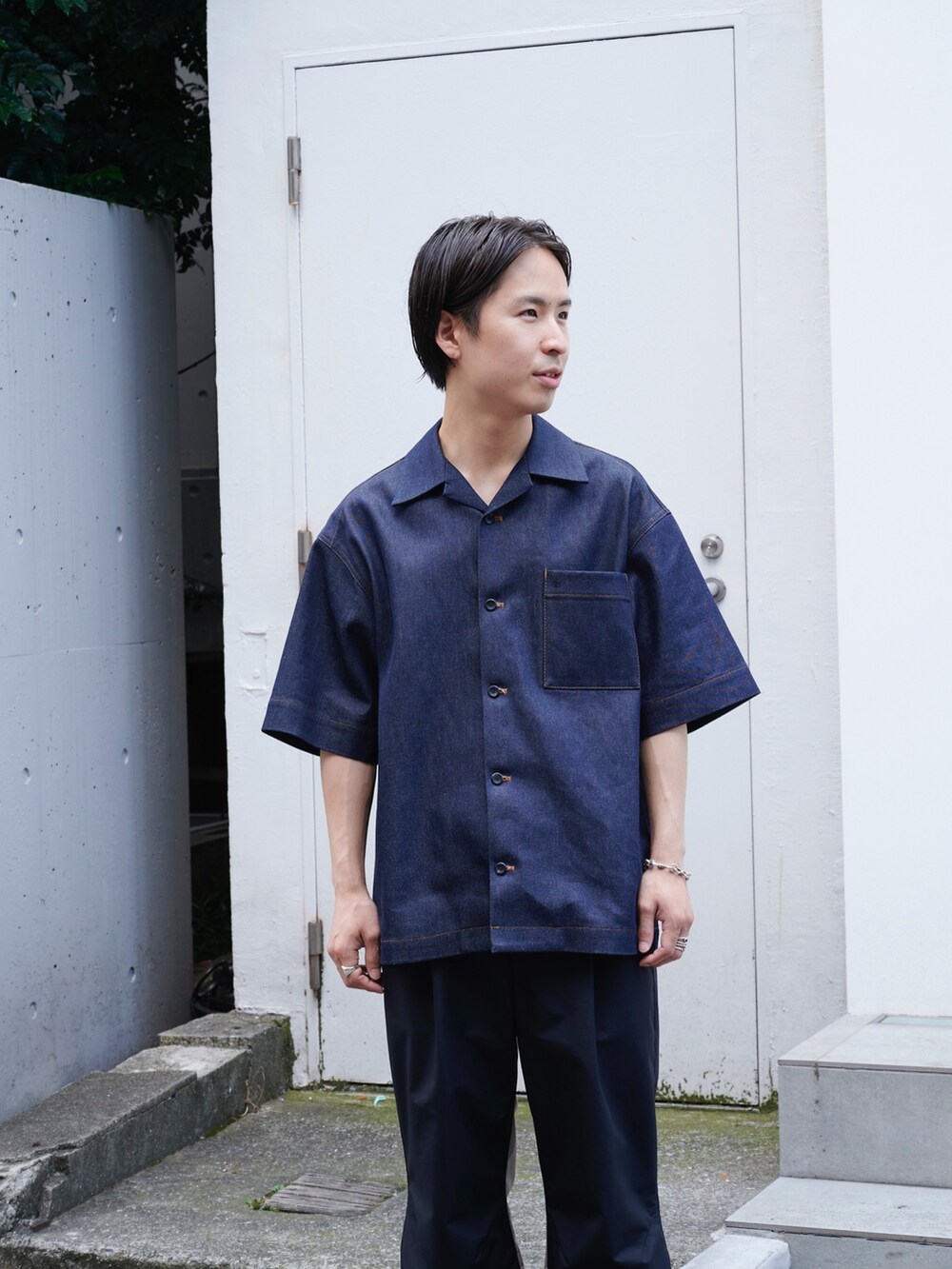 「休日コーデ、きれいめカジュアル、低身長コーデ」｜「th productsの【th products/ティーエイチプロダクツ】STUDIOUS別注 DENIM S/S SHIRT（シャツ/ブラウス、ブルー系）」を使った、yoshidaさん（メンズ・169cm）の夏コーディネートの4枚目の写真