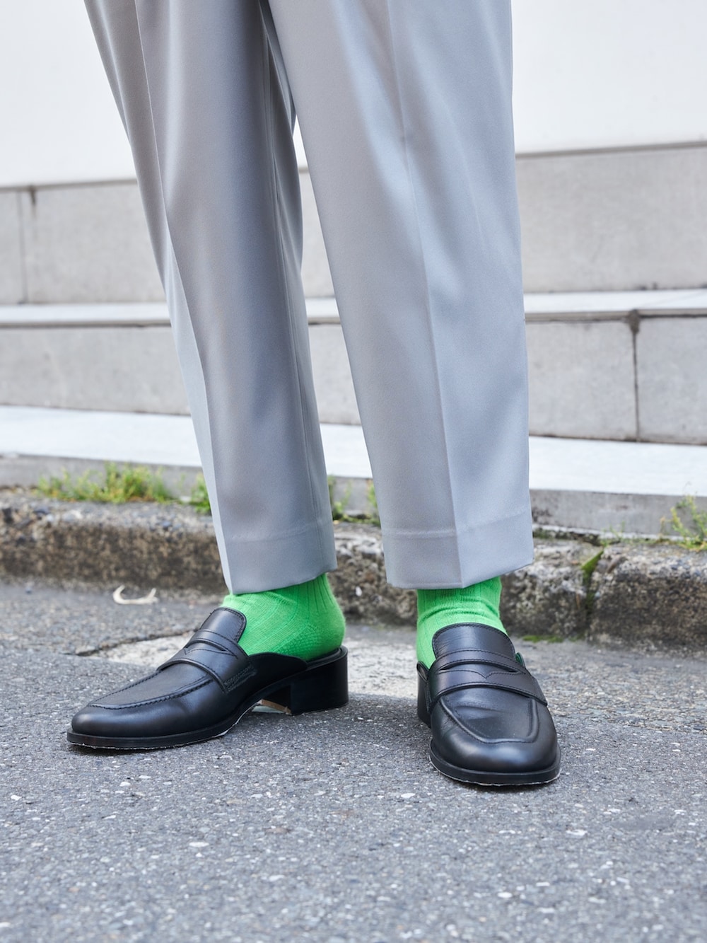 グレー系のシャツ/ブラウス、グレー系のその他パンツを着用したメンズの夏コーディネートの7枚目の写真