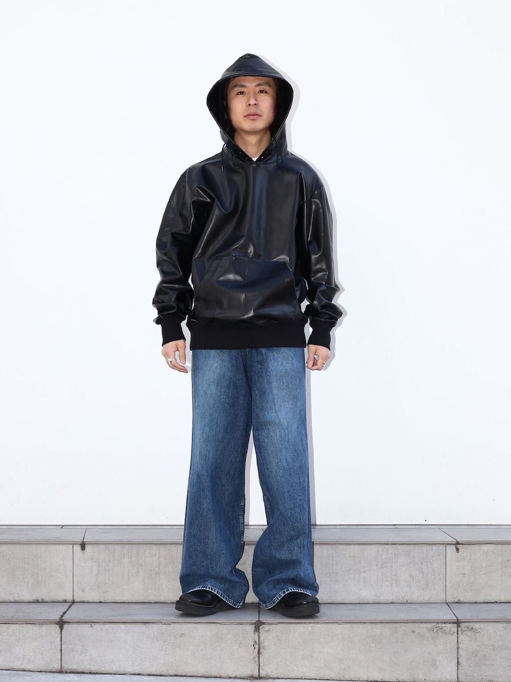 「シンプル、ブラック、ワイドデニム、カジュアルコーデ、24ssトレンド」｜「JOHN LAWRENCE SULLIVANのWASHED DENIM WIDE PANTS（デニムパンツ、ブルー系）」を使った、yoshidaさん（メンズ・169cm）の冬コーディネートの2枚目の写真