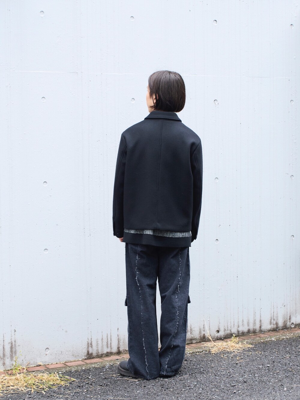 ブラック系のブルゾンを着用したメンズの冬コーディネートの4枚目の写真