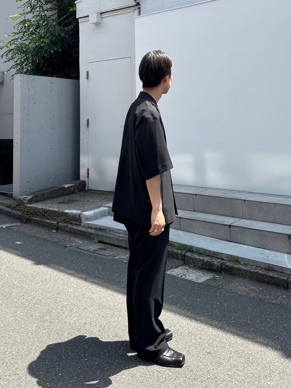 「シンプルスタイル、セットアップ」｜「STUDIOUSのFEEL AIRセミダブルハーフジャケット（テーラードジャケット、ブラック系）」を使った、yoshidaさん（メンズ・169cm）の春コーディネートの2枚目の写真