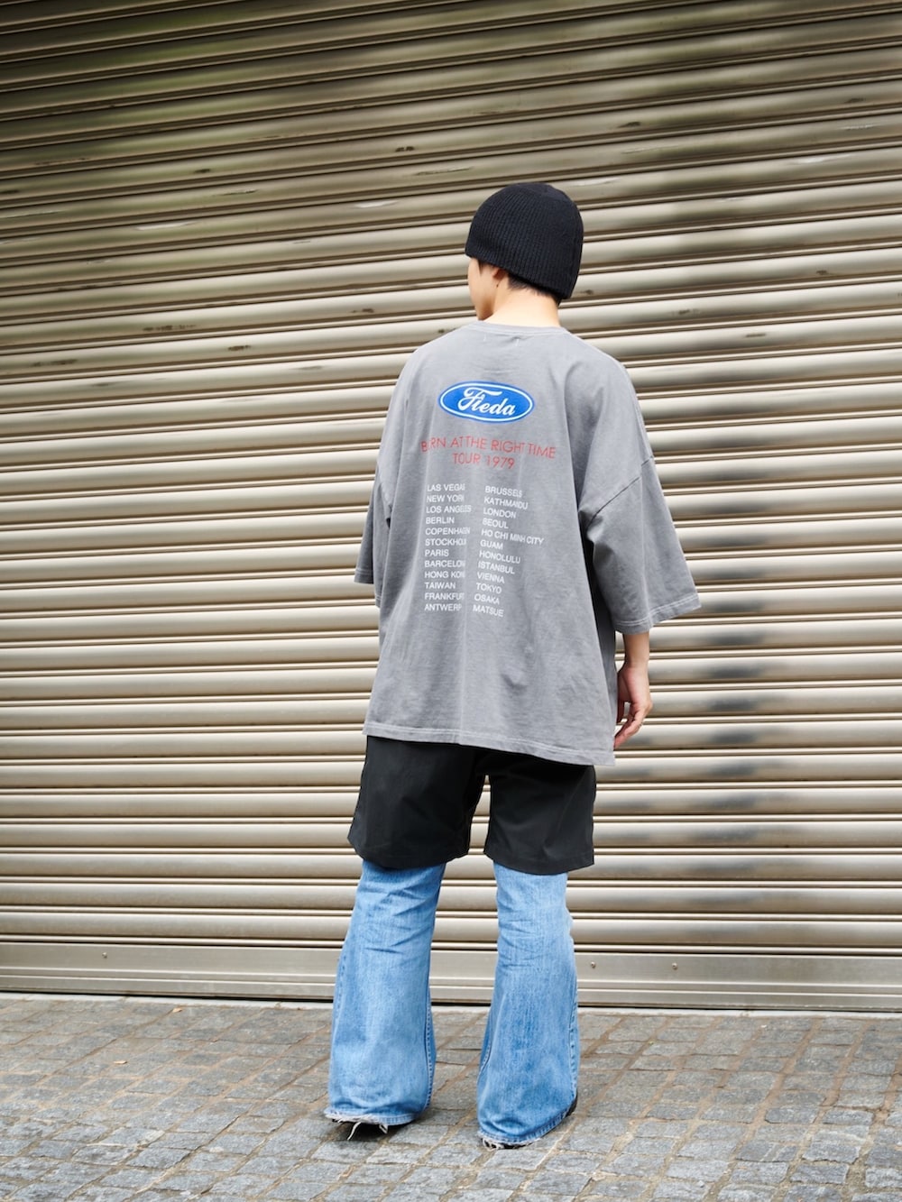 「ビッグシルエット、春夏コーデ、着回しコーデ、ラフコーデ、カジュアル」｜「JiedaのSTUDIOUS別注 TOUR TEE（Tシャツ/カットソー、ブラック系）」を使った、yoshidaさん（メンズ・169cm）の春コーディネートの3枚目の写真