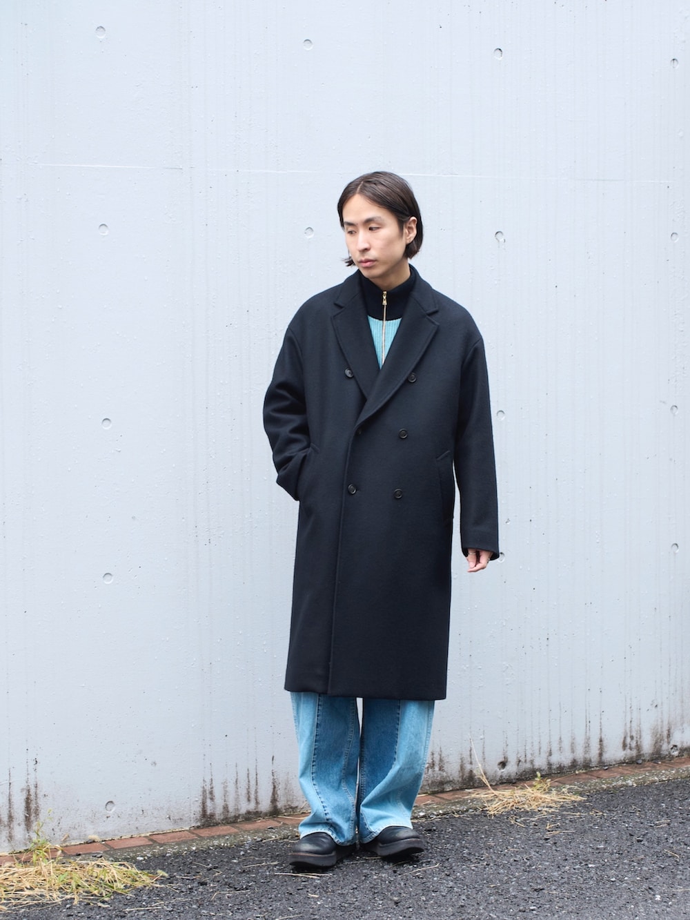 「新星WEARISTAにエントリー、レイヤードスタイル、冬ファッション、ビッグシルエット」｜「STUDIOUSのCashmere wool ダブルチェスターコート（チェスターコート、ブラック系）」を使った、yoshidaさん（メンズ・169cm）の冬コーディネートの2枚目の写真