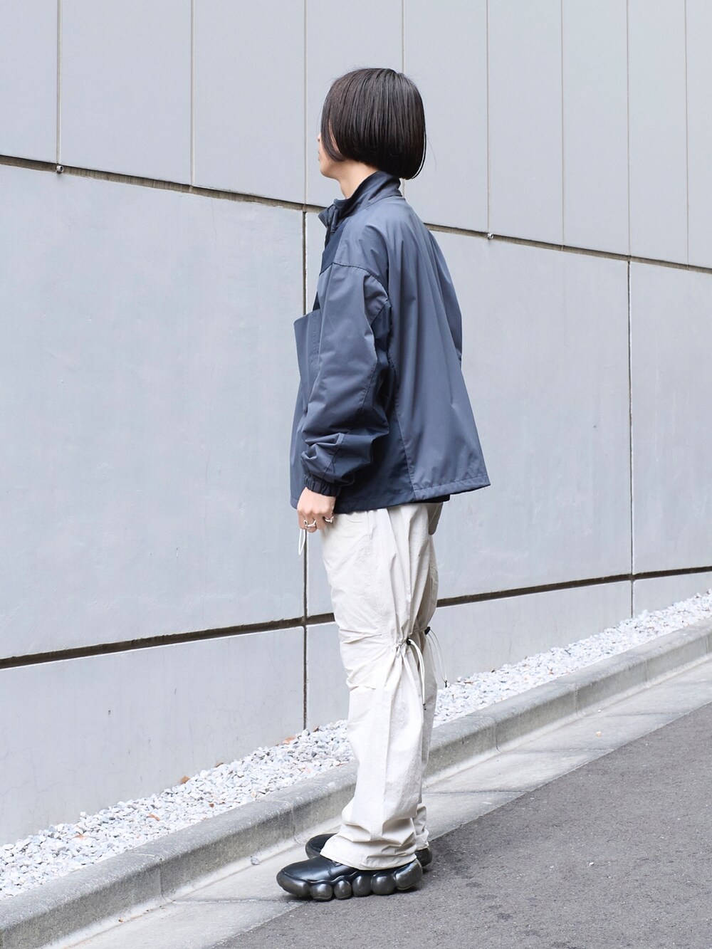 「メンズファッション、スニーカーコーデ、ストリートコーデ、厚底シューズ、24ssトレンド」｜「JiedaのSWITCHING JACKET（ナイロンジャケット、ブラック系）」を使った、yoshidaさん（メンズ・169cm）の冬コーディネートの2枚目の写真