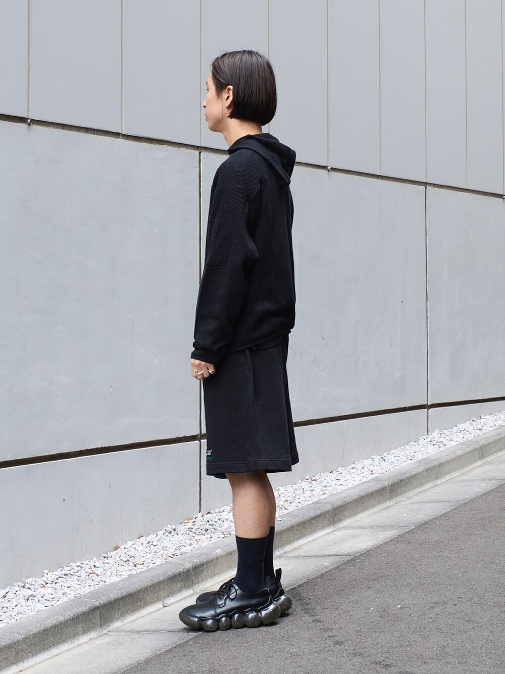 ブラック系のパーカー、ブラック系のスウェットパンツを着用したメンズの冬コーディネートの2枚目の写真