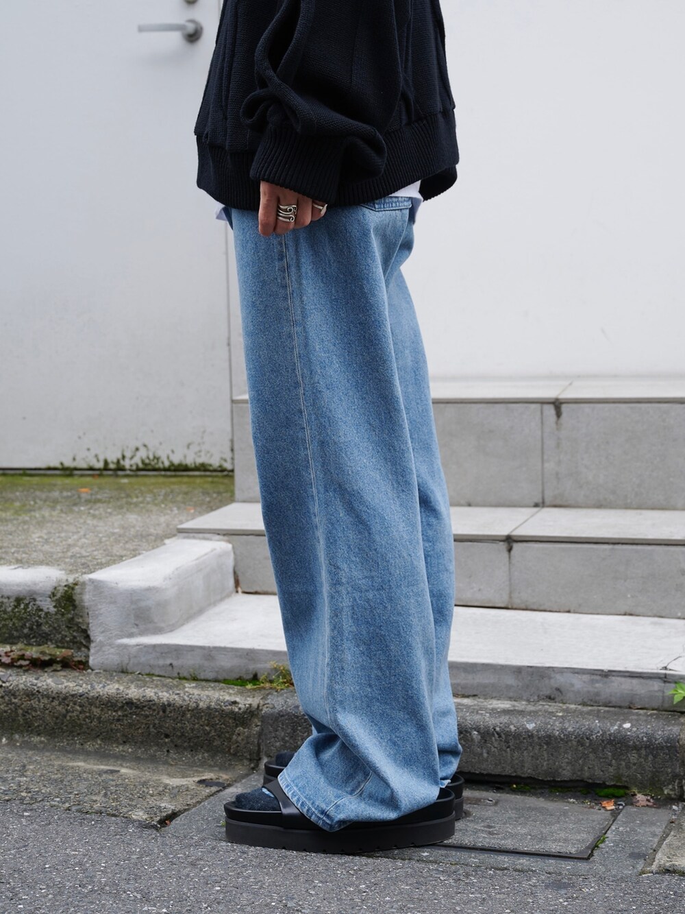 「このスタイルがお気に入り、デニム、シンプルコーデ、休日スタイル、ワイドパンツ」｜「MUKAIのCABLE KNIT（ニット/セーター、ブラック系）」を使った、yoshidaさん（メンズ・169cm）の夏コーディネートの6枚目の写真