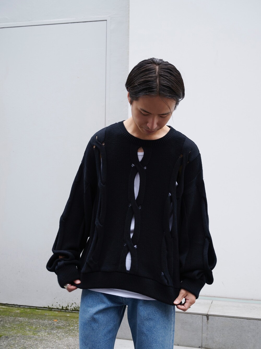 「このスタイルがお気に入り、デニム、シンプルコーデ、休日スタイル、ワイドパンツ」｜「MUKAIのCABLE KNIT（ニット/セーター、ブラック系）」を使った、yoshidaさん（メンズ・169cm）の夏コーディネートの4枚目の写真