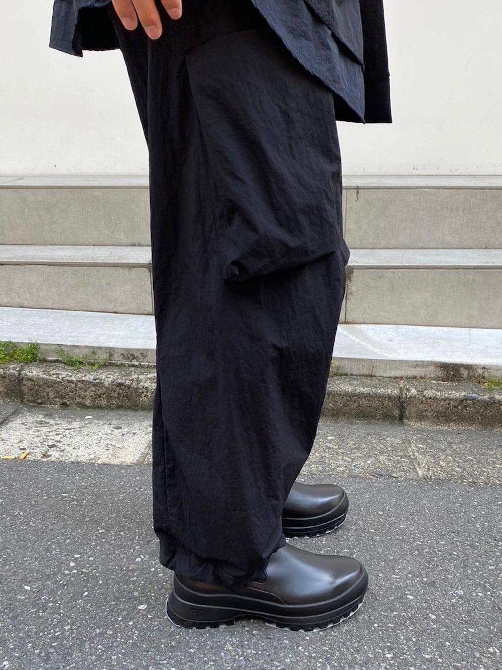 「ゆるコーデ、ストリート、シンプルスタイル」｜「N.HOOLYWOODのSTUDIOUS別注 WIDE TAPERED TROUSERS（カーゴパンツ、ブラック系）」を使った、yoshidaさん（メンズ・169cm）の春コーディネートの6枚目の写真