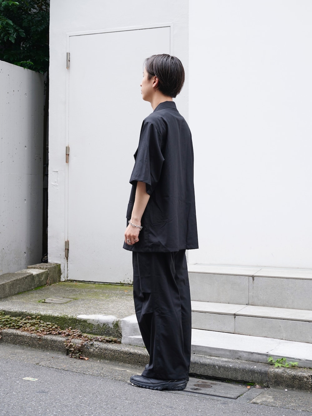 「このスタイルがお気に入り、シンプルコーデ、カジュアル、オトナカジュアル」｜「markaのSTUDIOUS別注 S/S FATIGUE  JKT（シャツ/ブラウス、ブラック系）」を使った、yoshidaさん（メンズ・169cm）の夏コーディネートの3枚目の写真