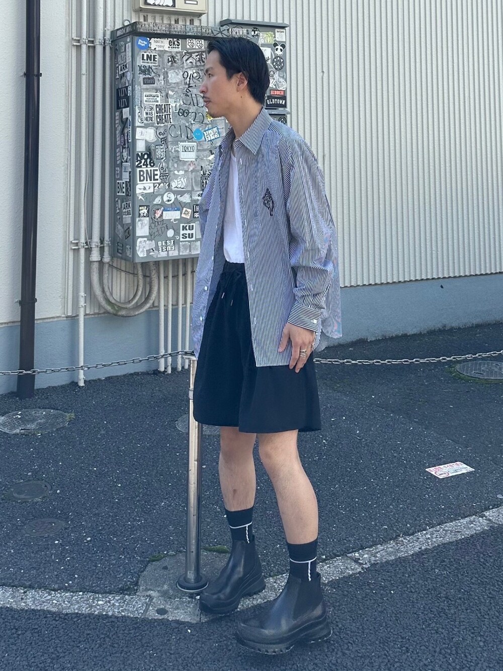 「シャツスタイル、今日のコーデ、モノトーンコーデ、夏コーデ」｜「ATTACHMENTのSTUDIOUS別注 EASY SHORTS（その他パンツ、ブラック系）」を使った、yoshidaさん（メンズ・169cm）の春コーディネートの2枚目の写真