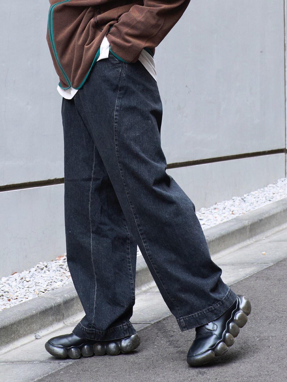 「お出かけコーデ、メンズファッション、休日スタイル、春、デニム、24ssトレンド」｜「JiedaのDRAPING DENIM PANTS（デニムパンツ、ブラック系）」を使った、yoshidaさん（メンズ・169cm）の冬コーディネートの9枚目の写真