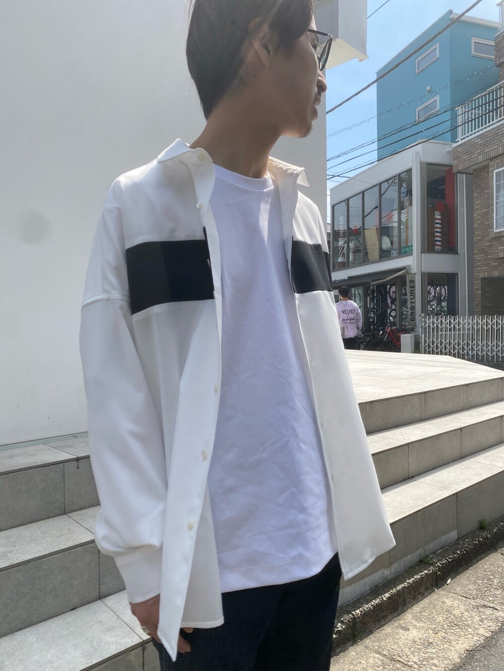 ホワイト系のTシャツ/カットソー、ブルー系のその他パンツ、ホワイト系のシャツ/ブラウスを着用したメンズの春コーディネートの4枚目の写真