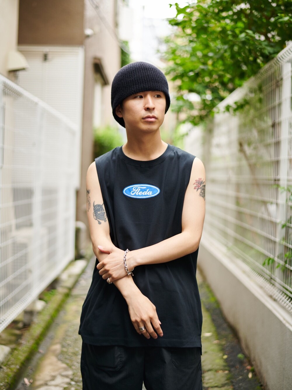 「ビッグシルエット、ラフコーデ」｜「JiedaのSTUDIOUS別注 NO SLEEVE CAR FONT TEE（Tシャツ/カットソー、ブラック系）」を使った、yoshidaさん（メンズ・169cm）の春コーディネートの2枚目の写真