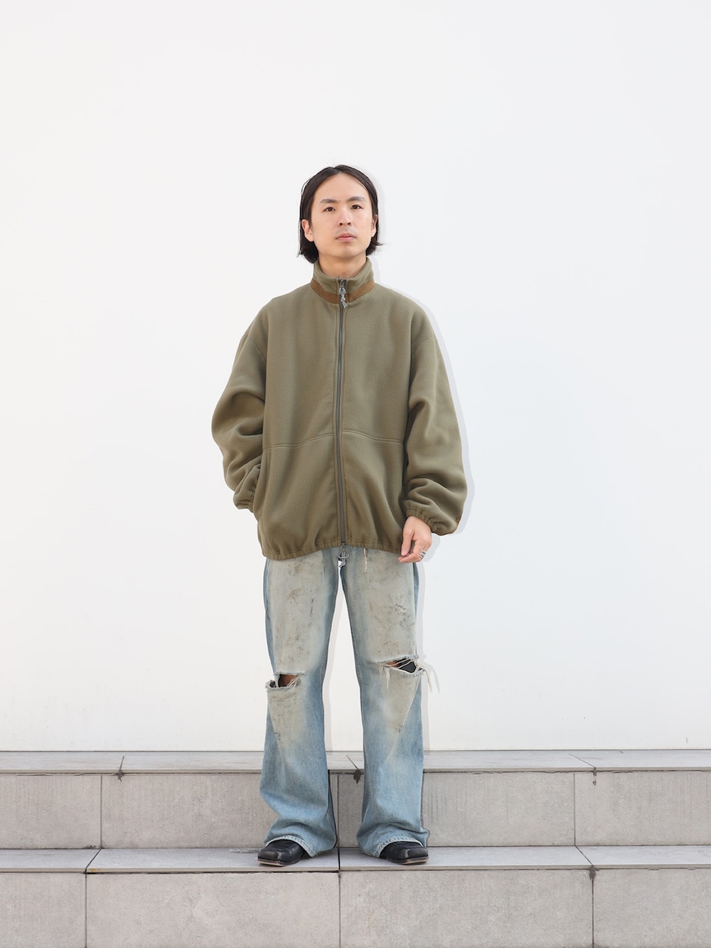 「おしゃ見えテクニック、大人カジュアル、メンズファッション、カジュアルコーデ、フレアパンツ、ミリタリー」｜「markaのFLEECE LINER JACKET（ブルゾン、グリーン系）」を使った、yoshidaさん（メンズ・169cm）の冬コーディネートの2枚目の写真