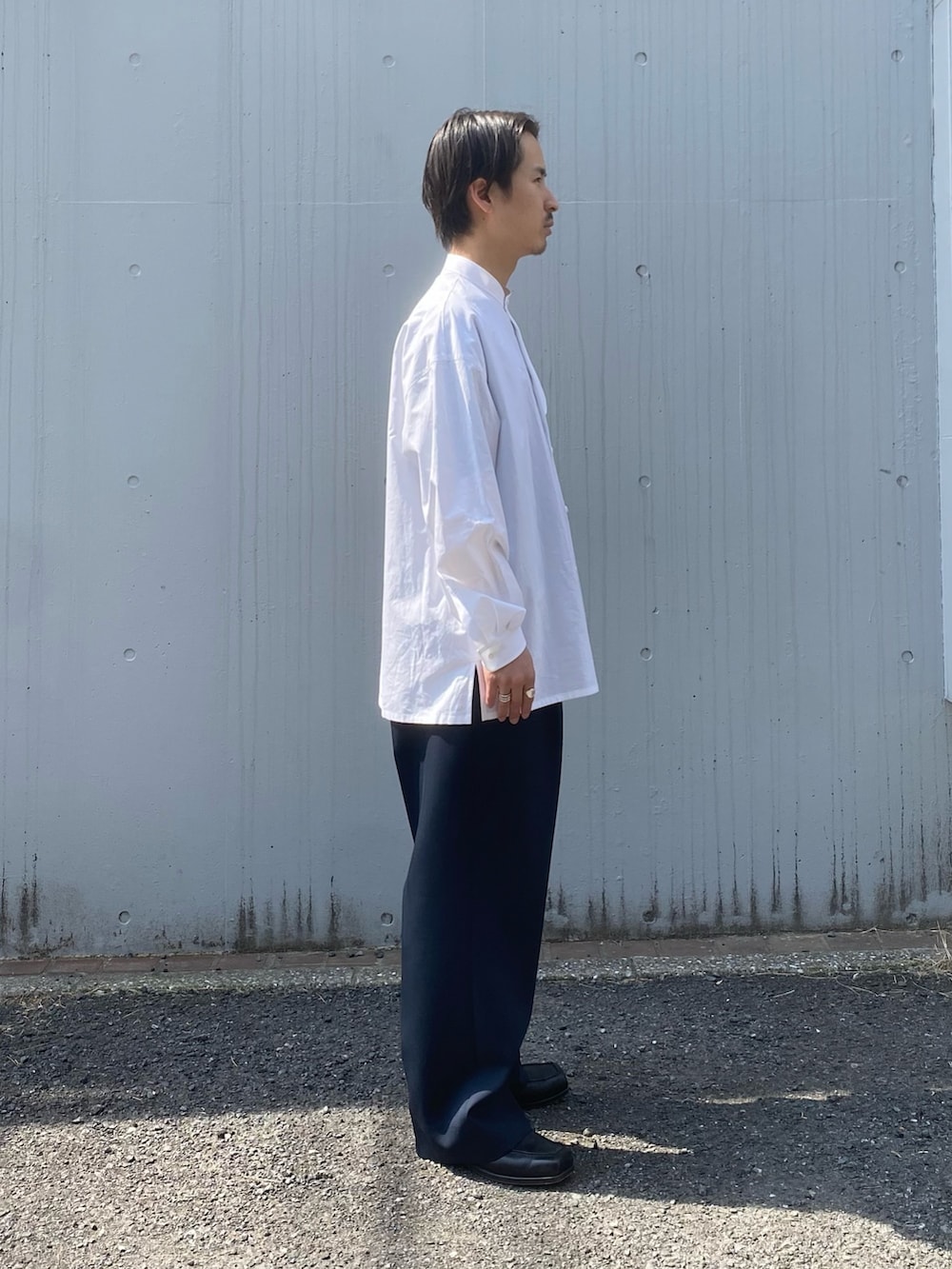 ホワイト系のシャツ/ブラウス、ブルー系のその他パンツを着用したメンズの春コーディネートの2枚目の写真