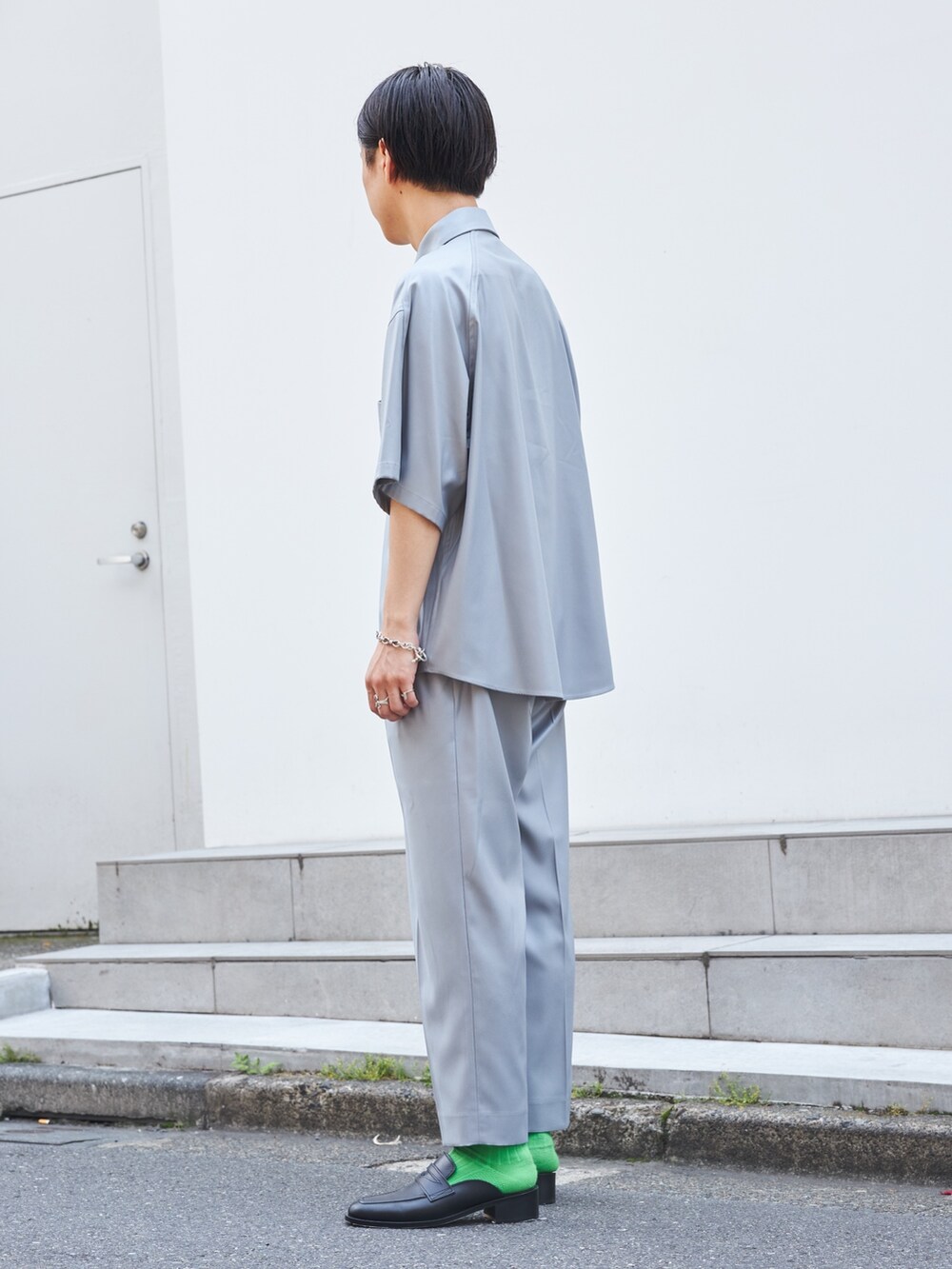 グレー系のシャツ/ブラウス、グレー系のその他パンツを着用したメンズの夏コーディネートの2枚目の写真