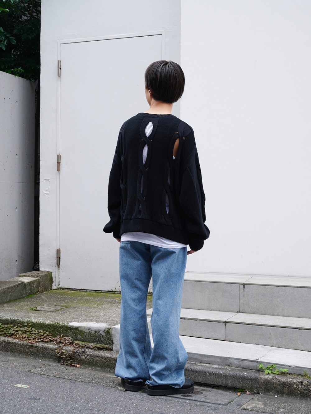 「このスタイルがお気に入り、デニム、シンプルコーデ、休日スタイル、ワイドパンツ」｜「MUKAIのCABLE KNIT（ニット/セーター、ブラック系）」を使った、yoshidaさん（メンズ・169cm）の夏コーディネートの3枚目の写真