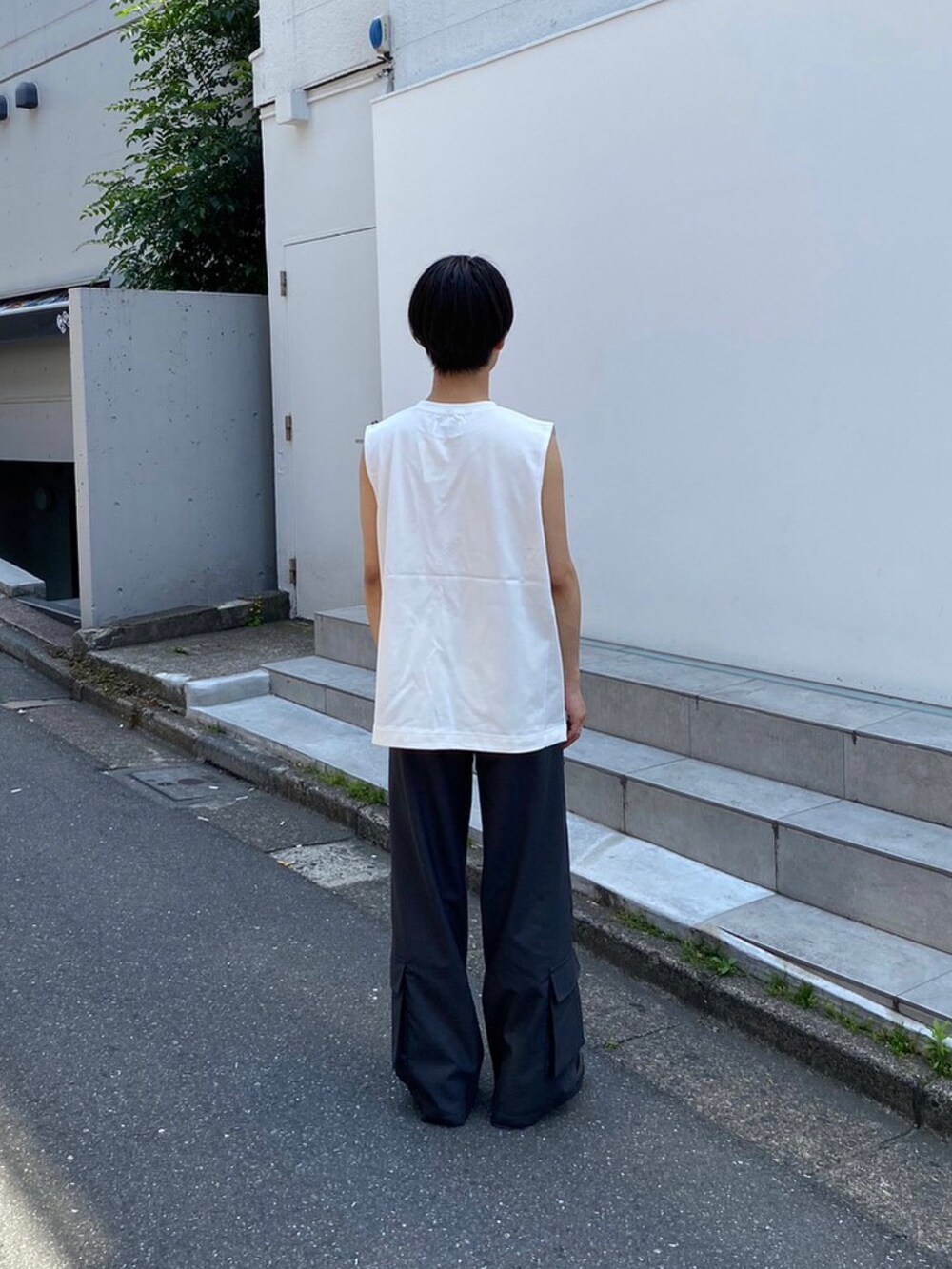 ホワイト系のTシャツ/カットソーを着用したメンズの春コーディネートの3枚目の写真