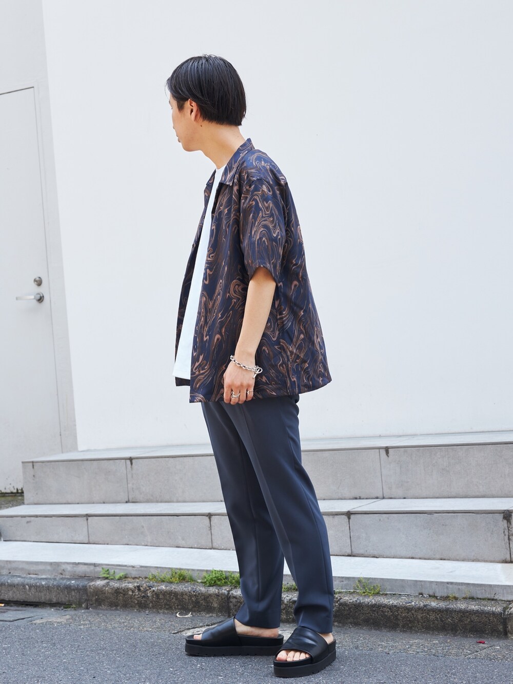 ブルー系のシャツ/ブラウス、グレー系のスラックスを着用したメンズの夏コーディネートの2枚目の写真