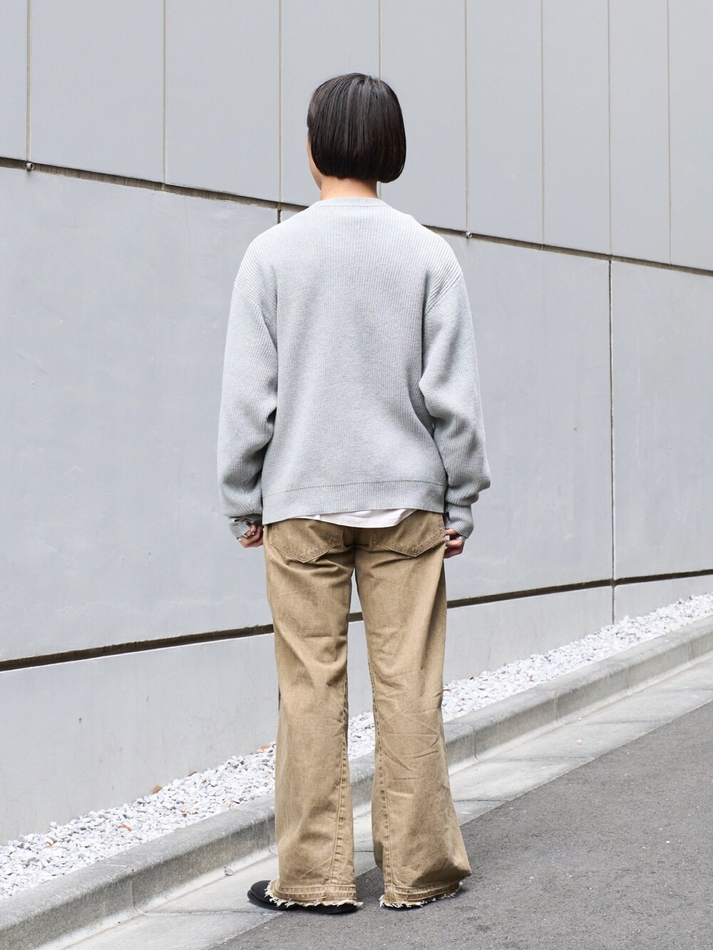 「お出かけコーデ、モノトーン、メンズファッション、休日スタイル、カジュアルコーデ、デニムパンツ、24ssトレンド」｜「JiedaのZIP UP KNIT（ニット/セーター、グレー系）」を使った、yoshidaさん（メンズ・169cm）の冬コーディネートの4枚目の写真