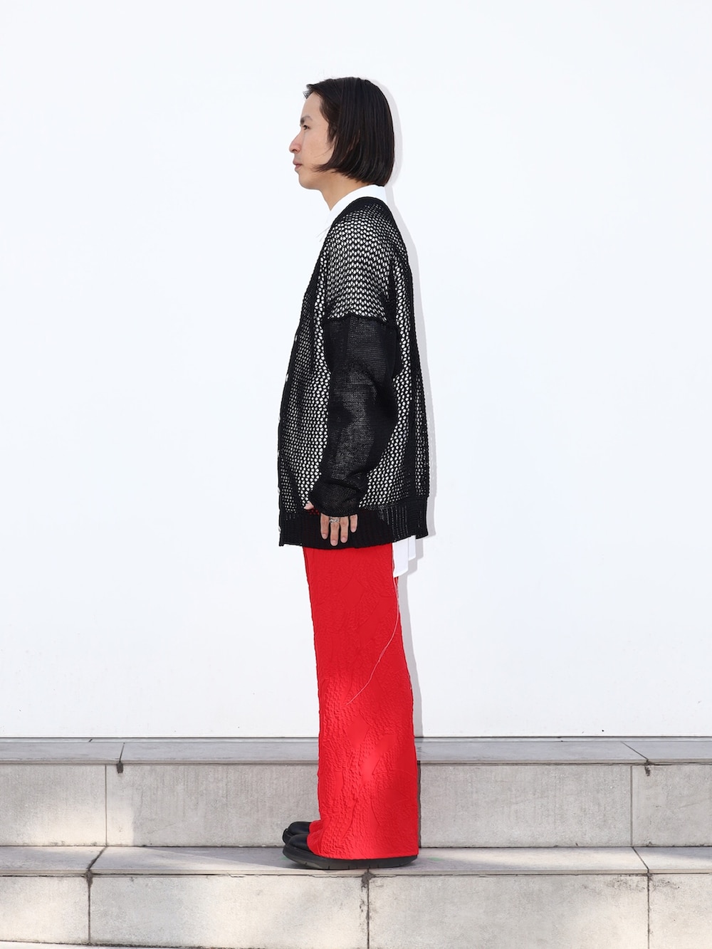 ブラック系のカーディガン/ボレロを着用したメンズの冬コーディネートの2枚目の写真