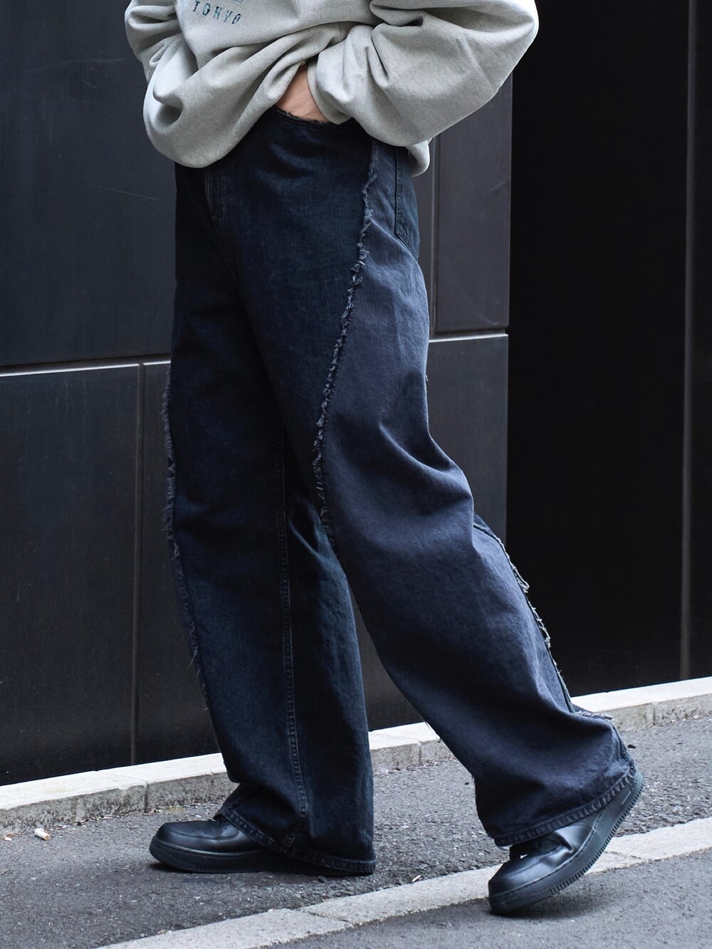 ブラック系のデニムパンツを着用したメンズの冬コーディネートの5枚目の写真