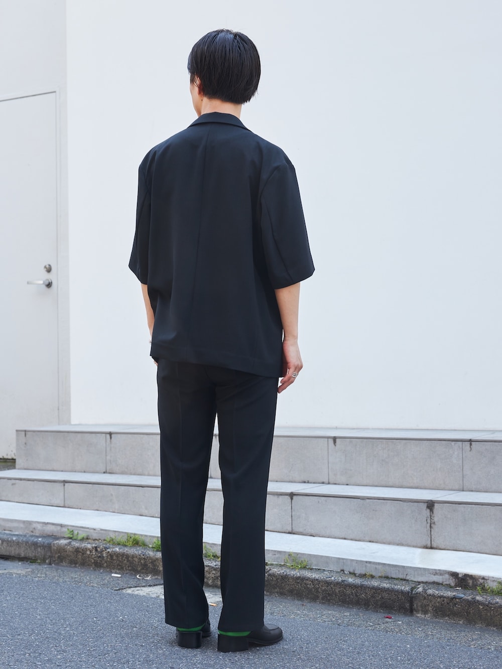 「モノトーン、夏、キレイめ、セットアップ、スラックス」｜「STUDIOUSのFEEL AIRセミダブルハーフジャケット（テーラードジャケット、ブラック系）」を使った、yoshidaさん（メンズ・169cm）の夏コーディネートの3枚目の写真