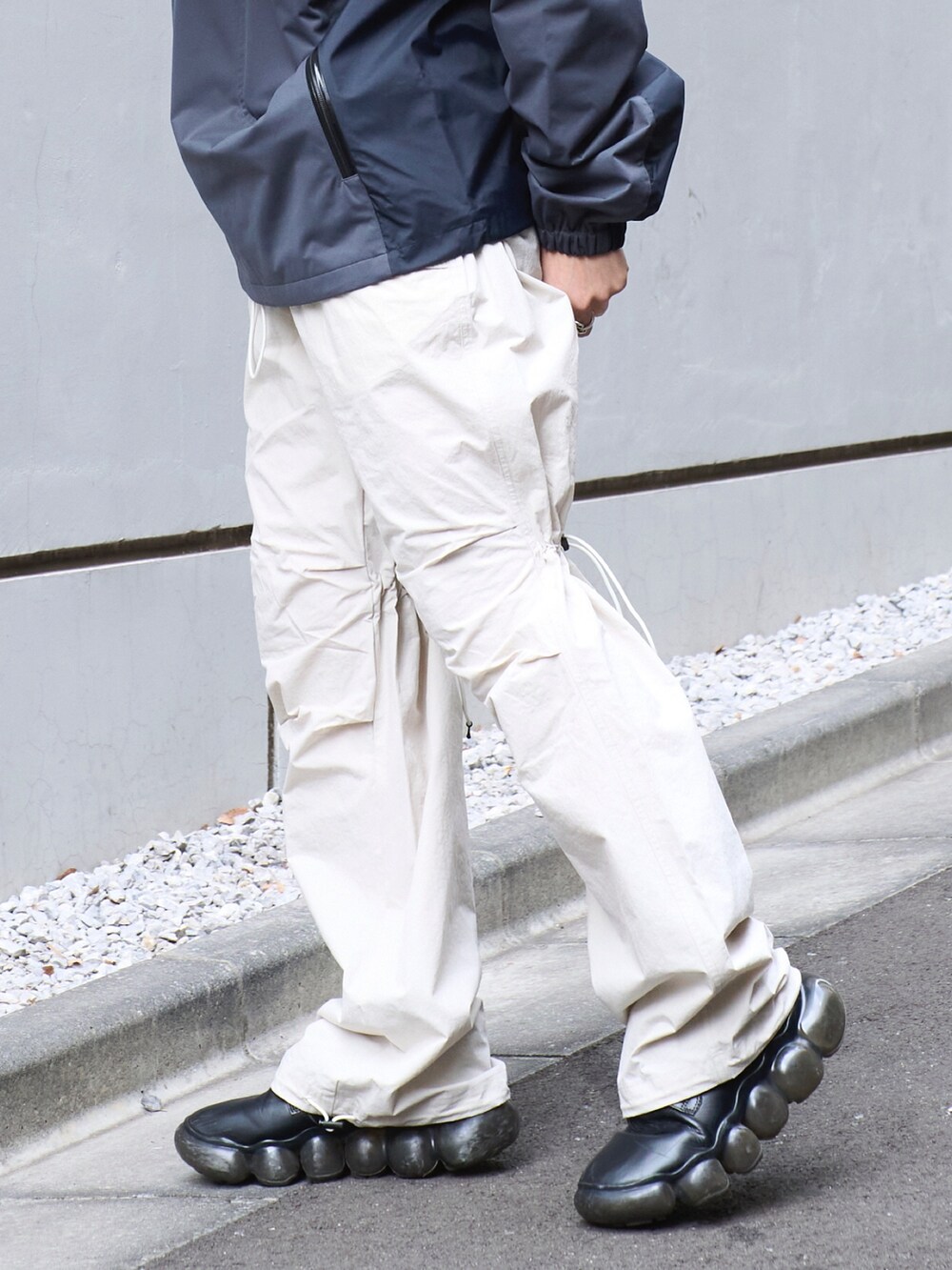 「メンズファッション、スニーカーコーデ、ストリートコーデ、厚底シューズ、24ssトレンド」｜「JiedaのSWITCHING JACKET（ナイロンジャケット、ブラック系）」を使った、yoshidaさん（メンズ・169cm）の冬コーディネートの6枚目の写真