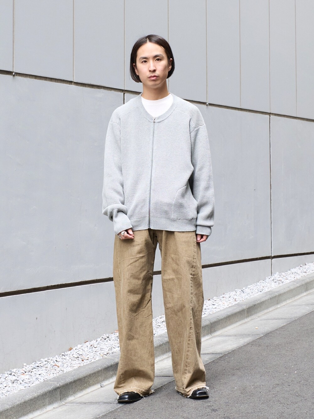 「お出かけコーデ、モノトーン、メンズファッション、休日スタイル、カジュアルコーデ、デニムパンツ、24ssトレンド」｜「JiedaのZIP UP KNIT（ニット/セーター、グレー系）」を使った、yoshidaさん（メンズ・169cm）の冬コーディネートの2枚目の写真