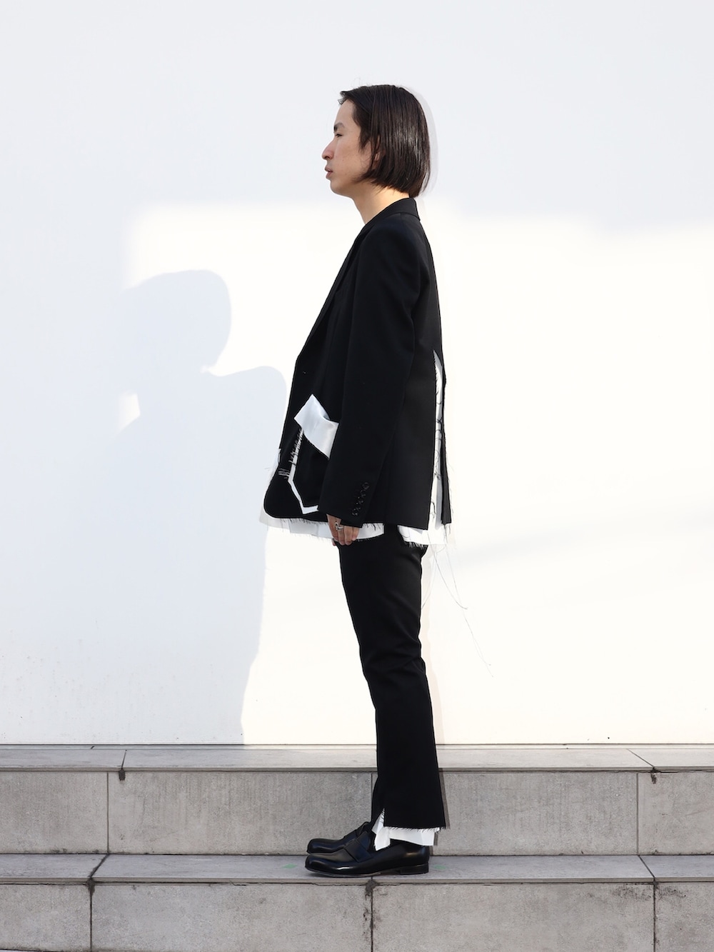 「レイヤードスタイル、スラックス、メンズファッション、ブラック、キレイめ、メンズコーデ」｜「sulvamの【sulvam/サルバム】Classic short jacket（テーラードジャケット、ブラック系）」を使った、yoshidaさん（メンズ・169cm）の冬コーディネートの3枚目の写真