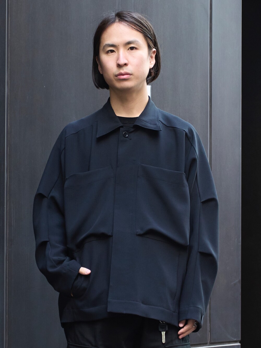 「春服、似合うラボに行こう、スニーカー、モノトーン、ワイドパンツ、着回しコーデ、黒」｜「NEONSIGNのSarrouel Cargo Drill Slacks（カーゴパンツ、ブラック系）」を使った、yoshidaさん（メンズ・169cm）の冬コーディネートの4枚目の写真