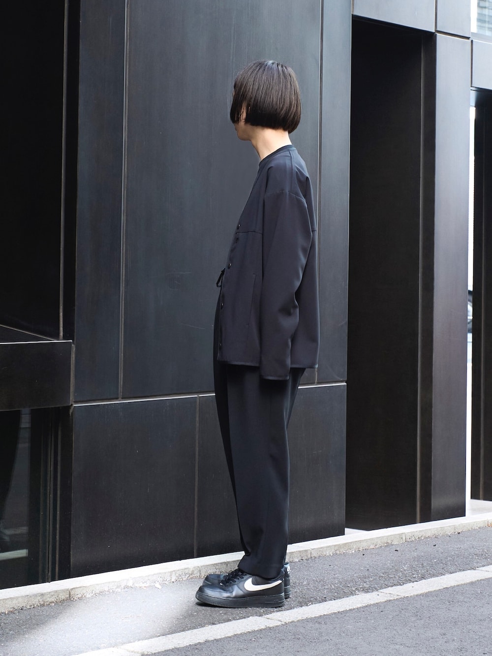「休日スタイル、黒、おでかけコーデ、シンブルコーデ、オールブラック」｜「N.HOOLYWOODのSTUDIOUS別注 098 TAPERD PANTS（スラックス、ブラック系）」を使った、yoshidaさん（メンズ・169cm）の冬コーディネートの2枚目の写真
