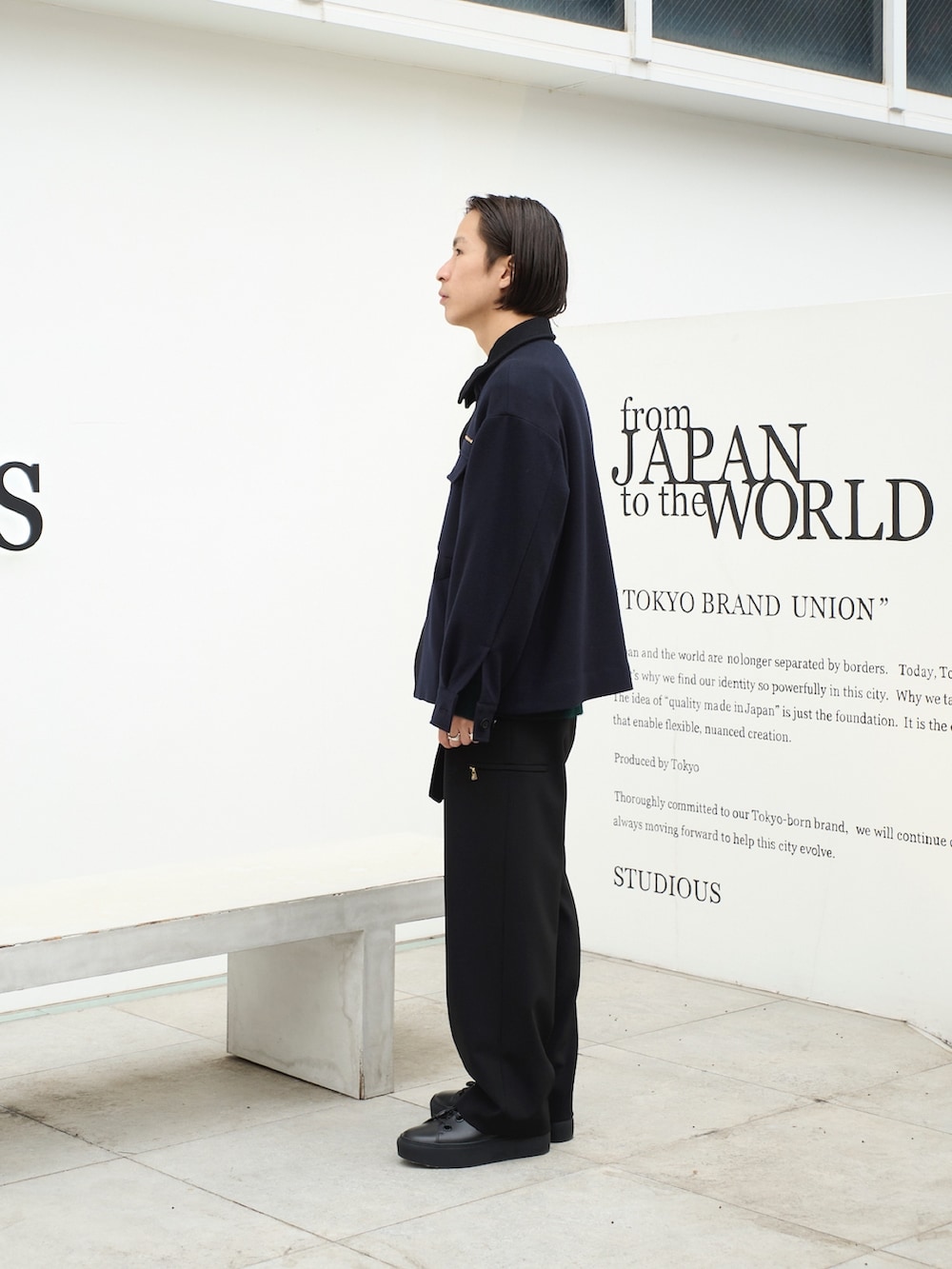 「新星WEARISTAにエントリー、カーゴパンツ、スラックス、大人カジュアル、シンプルコーデ、秋冬コーデ」｜「CULLNIのSTUDIOUS別注 WOOL SHORT BLOUSON（ブルゾン、ブルー系）」を使った、yoshidaさん（メンズ・169cm）の冬コーディネートの2枚目の写真