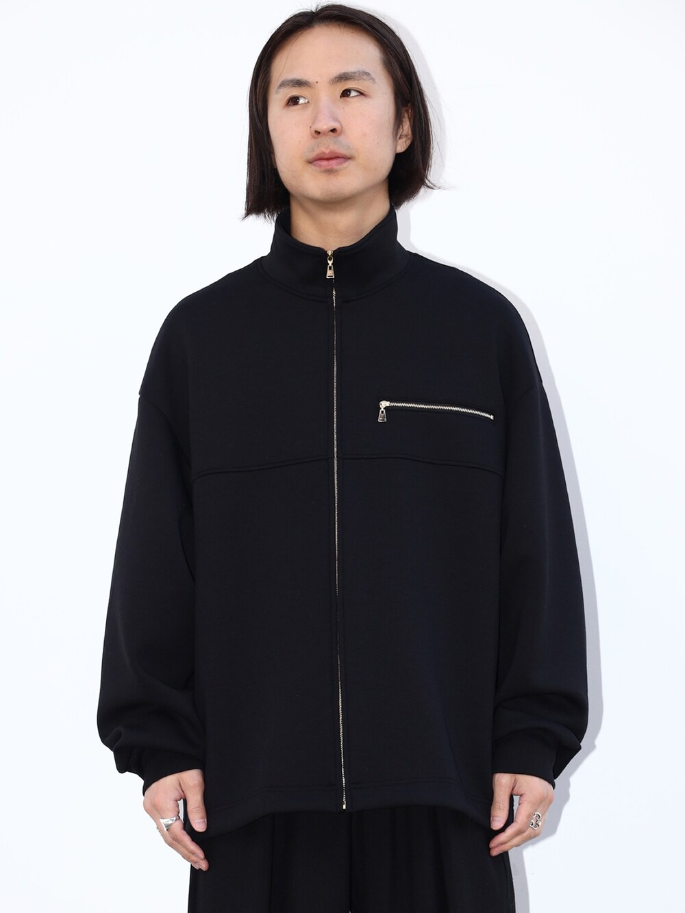 「スウェット、シンプル、ブラック、キレイめ、メンズコーデ、ワントーンコーデ」｜「CULLNIのSTUDIOUS別注FULLZIP STANDCOLLAR（スウェット、ブラック系）」を使った、yoshidaさん（メンズ・169cm）の冬コーディネートの5枚目の写真