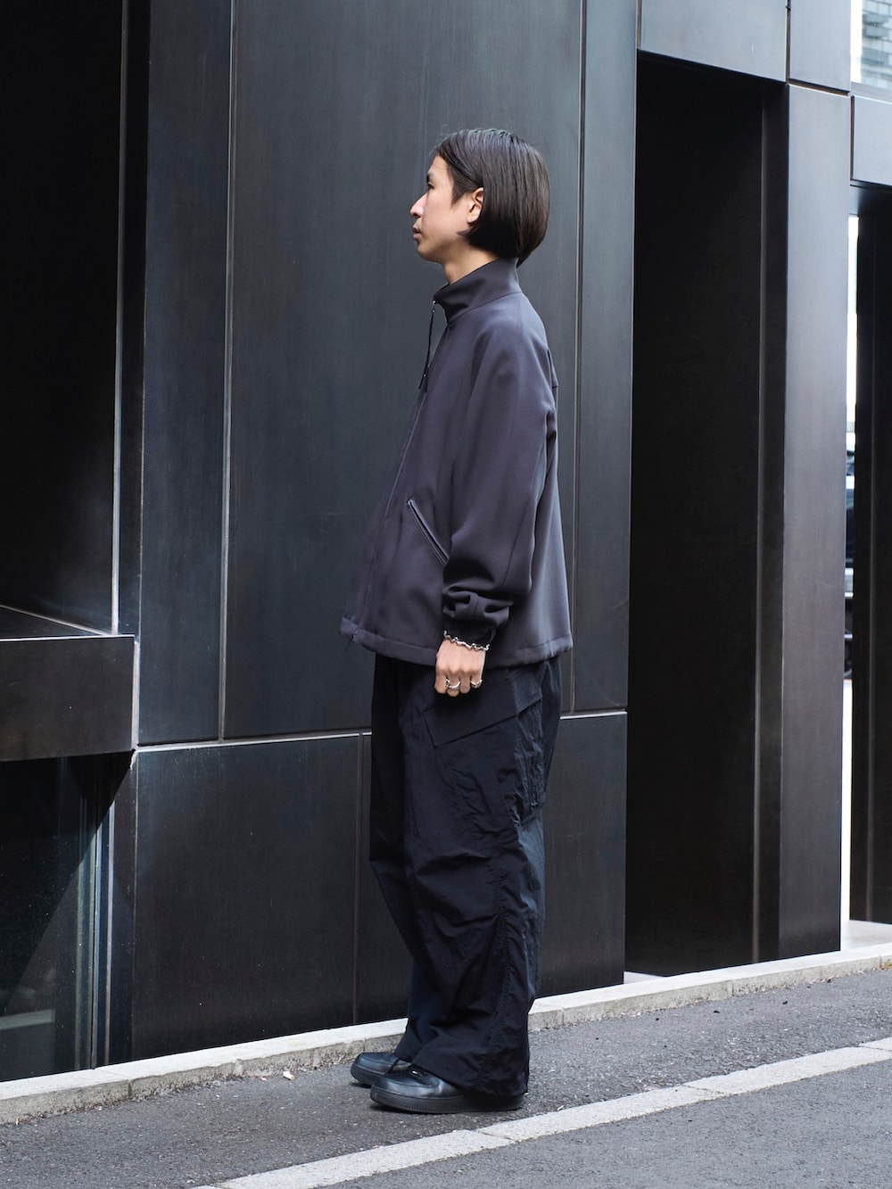 「春色、休日スタイル、メンズファッション、おでかけコーデ、黒、ワイドパンツ、シンブルコーデ」｜「N.HOOLYWOODのSTUDIOUS別注 098 STANDCOLLAR JKT（シャツ/ブラウス、グレー系）」を使った、yoshidaさん（メンズ・169cm）の冬コーディネートの2枚目の写真